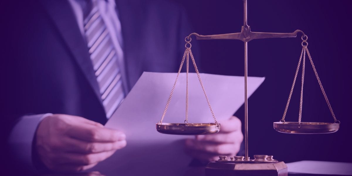 Advogado lendo uma petição inicial de ação de exoneração de alimentos.