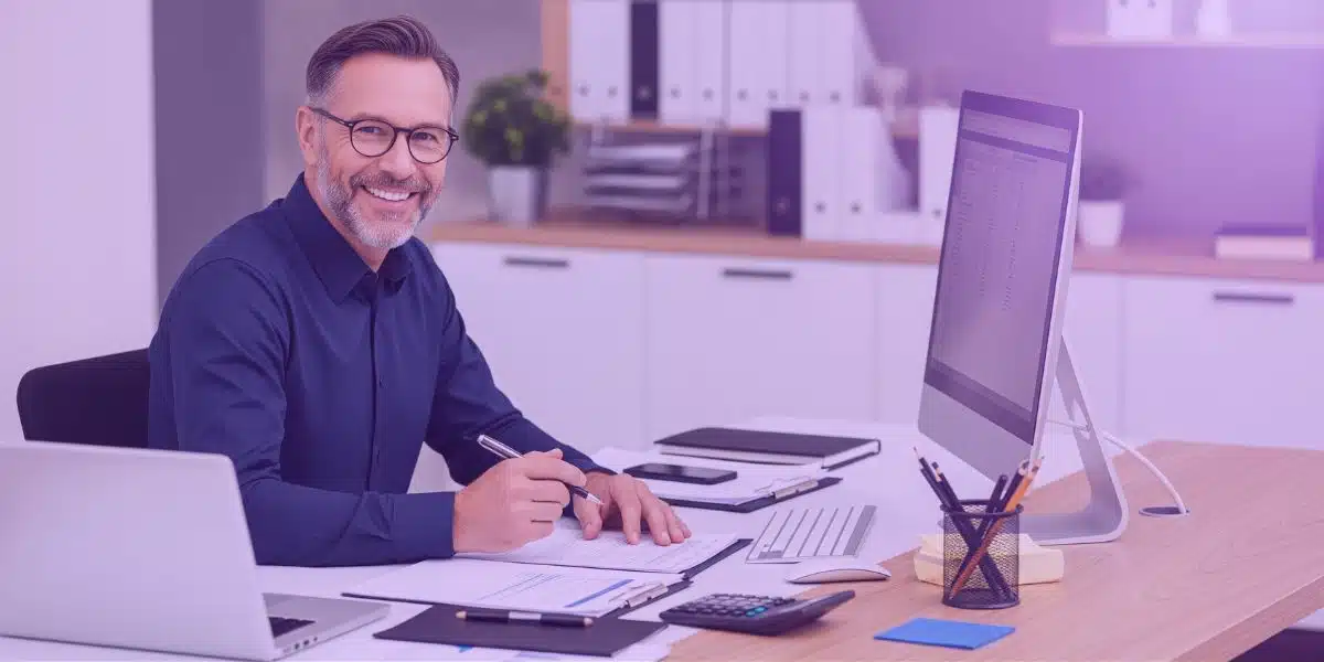 A Atuação Estratégica do Advogado no Planejamento Tributário Um advogado está trabalhando em um planejamento tributário para seu cliente.