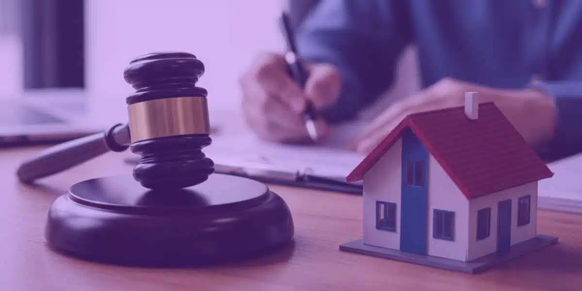 Alienação fiduciária_ É possível a penhora dos bens Um advogado trabalhando em uma ação de alienação fiduciária.