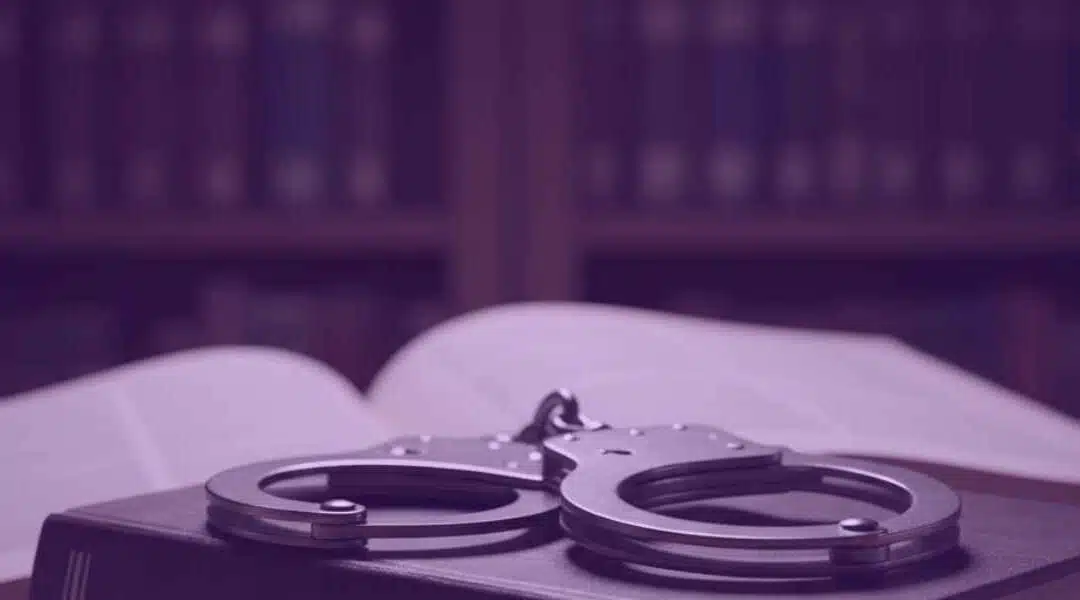 Lei 15.272/2025 altera CPP com novas regras sobre prisão preventiva, audiência de custódia e coleta de DNA