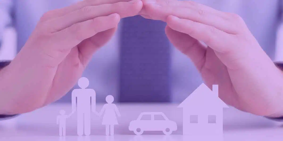 Holding Familiar_ O que é, como funciona e como fazer A imagem representa o conceito de proteção e organização patrimonial, sendo relacionada a uma holding familiar que centraliza bens como imóveis, veículos e herança para garantir segurança e planejamento sucessório.