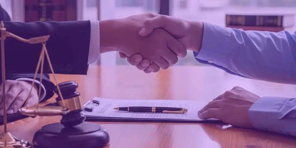 Advogado fechando negócio com seu cliente através de um Contrato de Honorários Advocatícios