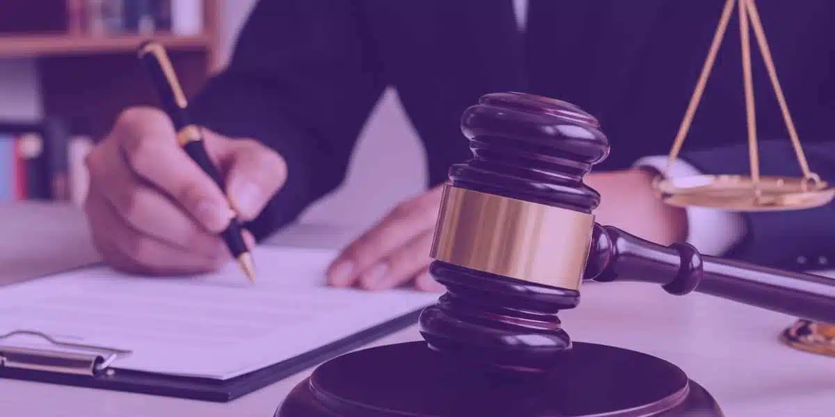 Modelo de Contrato de Honorários Advocatícios Advogado lendo seu contrato de honorários advocatícios