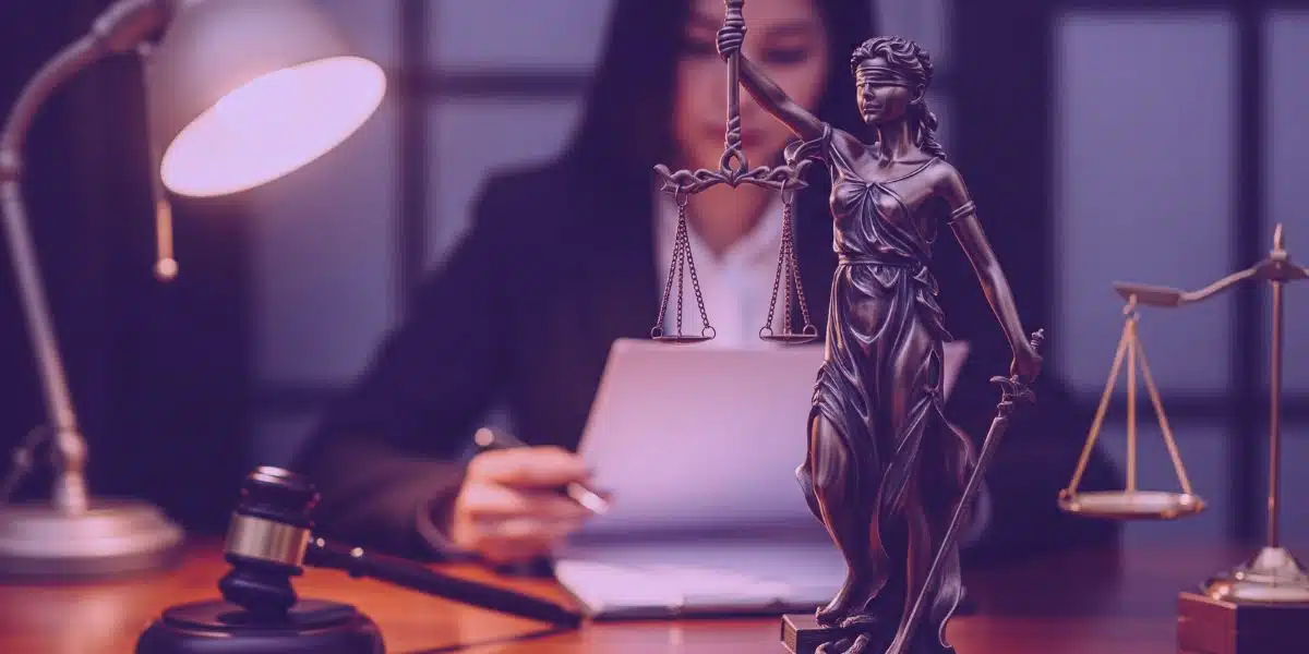 Reclamação Trabalhista Advogada elaborando um modelo de reclamação trabalhista.